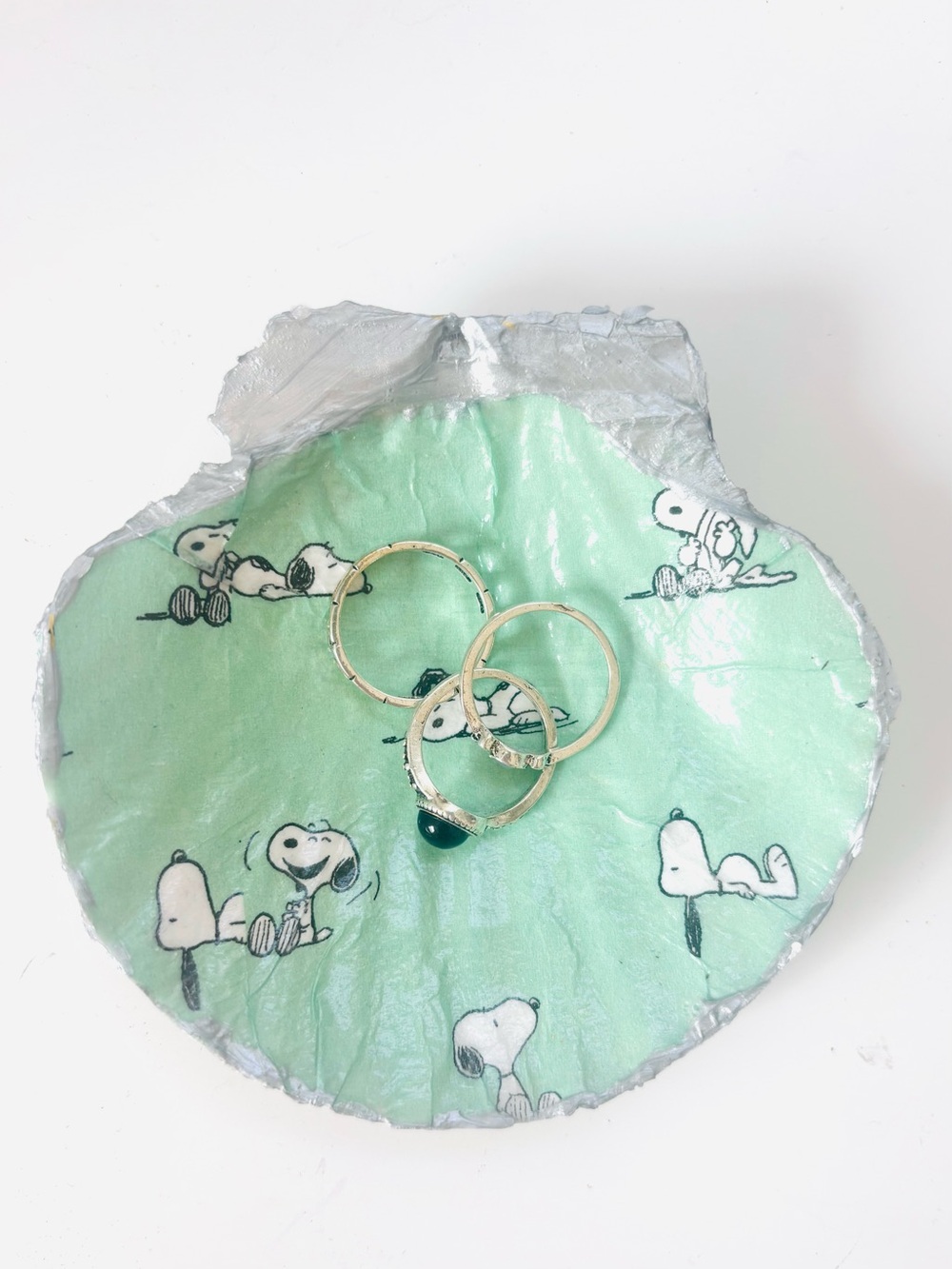 Handmade scallop seashell trinket dish with snoopy decoupage design - Picture 2 of 4